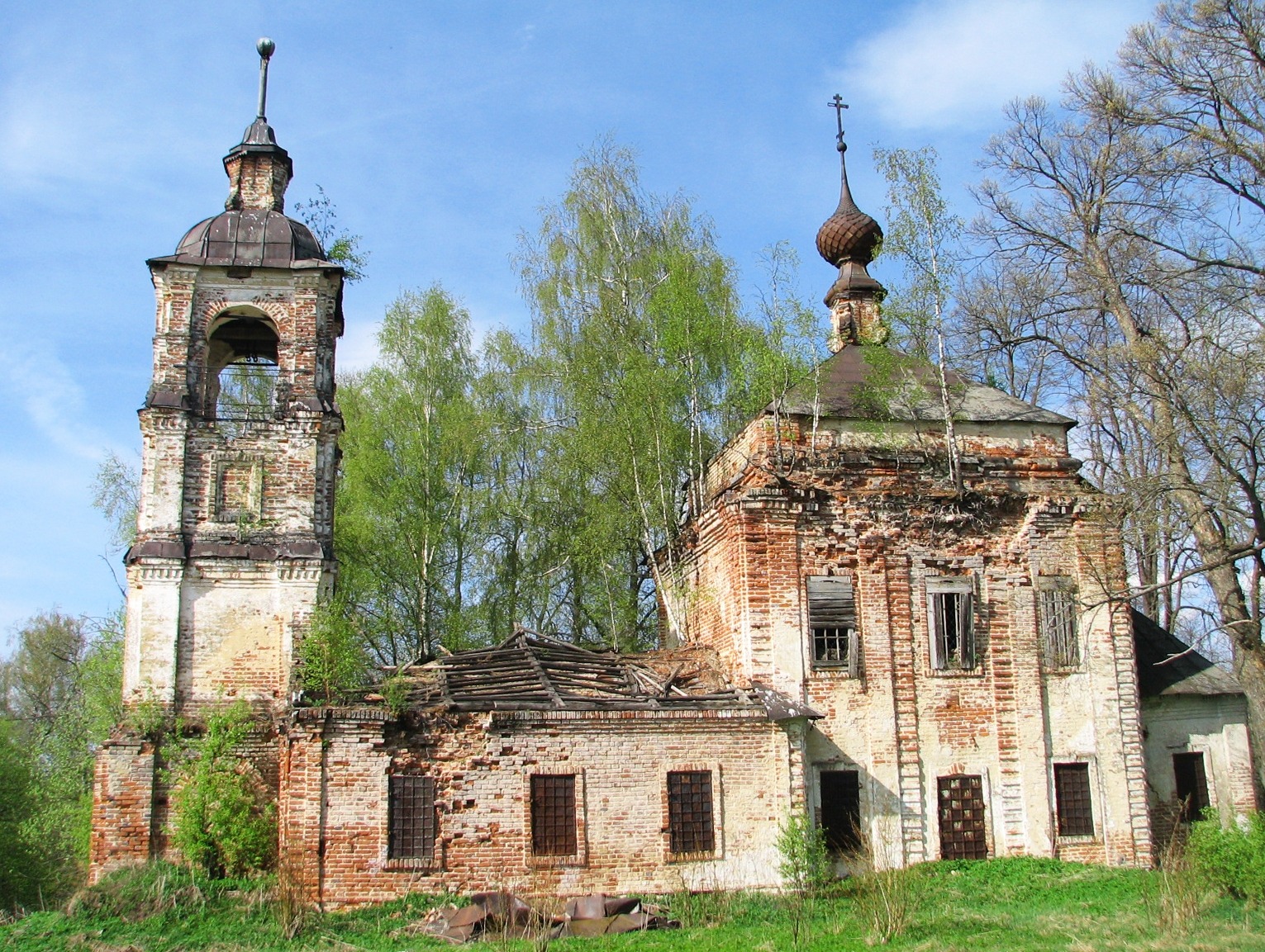 Воскресенская церковь в селе Никульское на Локсомери Борисоглебского района Ярославской области. Весна 2009.